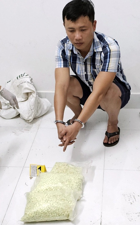 Bắt giam 3 nghi phạm, thu giữ hơn 5kg ma túy ở Bình Phước- Ảnh 1. Nguyễn Nhân Trung cùng tang vật bị khởi tố để điều tra về hành vi mua bán trái phép chất ma túy - Ảnh: A.B.