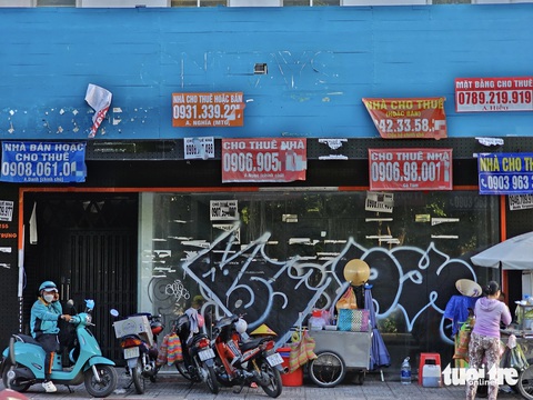 Rầm rộ trả mặt bằng: Quán xá thành nơi vẽ bậy, chốn xe ôm trú chân- Ảnh 5. Phía trước một mặt bằng trên đường Hai Bà Trưng giờ là nơi mưu sinh của những người bán hàng rong hè phố - Ảnh: NGỌC HIỂN