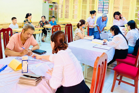 Từ ngày 1-7, Hà Nội tuyển sinh đầu cấp trực tuyến và trực tiếp- Ảnh 1. Việc đăng ký nhập học trực tiếp như thế này ở Hà Nội đang được hạn chế, chuyển sang đăng ký trực tuyến - Ảnh: HÀ MI