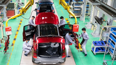 Giảm 50% phí trước bạ ô tô sản xuất trong nước: Xem xét kĩ tính hiệu quả- Ảnh 1. Sản xuất, lắp ráp ô tô trong nước sẽ có lợi theo đề xuất giảm 50% phí trước bạ mới đây của Bộ Tài chính - Ảnh: HỮU HẠNH