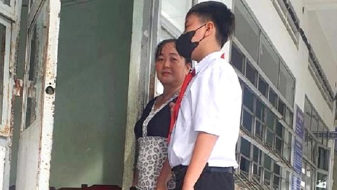Học bổng 'Chắp cánh ước mơ': Con phải là chiến binh- Ảnh 1. Đường đến trường mỗi ngày của Lê Phước Lộc bao năm qua luôn có mẹ kề bên - Ảnh: LÊ THUẬN