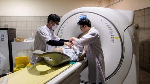 Tăng lương cơ sở từ 1-7: Bệnh viện tự chủ thấp thỏm mừng, lo- Ảnh 1. Nhiều bác sĩ băn khoăn khi lương cơ sở tăng nhưng thu nhập có thể không tăng - Ảnh minh họa: NAM TRẦN
