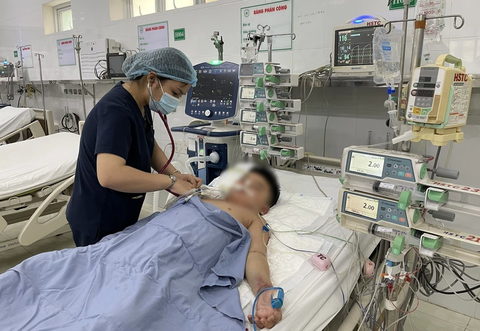 Tin tức sáng 1-7: Không để xe rác thô sơ chạy trên đường phố TP.HCM- Ảnh 5. Bệnh nhân sốt xuất huyết được điều trị tại bệnh viện - Ảnh tư liệu: TTXVN