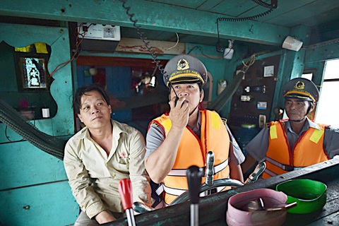 Chống khai thác hải sản trái phép- Ảnh 5. Kiểm tra thiết bị giám sát hành trình, hệ thống định vị, thông tin liên lạc trên tàu cá