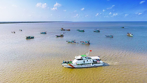 Chống khai thác hải sản trái phép- Ảnh 2. Tàu kiểm ngư thường xuyên tuần tra, kiểm soát, chống khai thác IUU, bảo vệ vùng biển Kiên Giang
