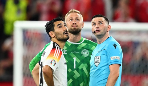 Trận chủ nhà Đức gặp Đan Mạch suýt bị hoãn vì kẻ đột nhập- Ảnh 2. Ilkay Gundogan (áo trắng) và Kasper Schmeichel (giữa) được thông vào về kẻ đột nhập trên nóc sân vận động - Ảnh: GETTY