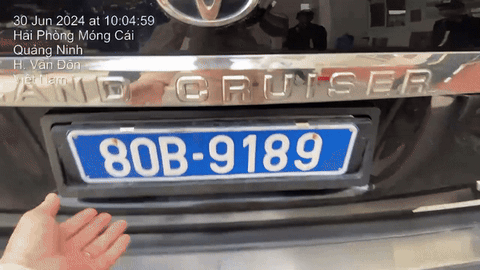 Phát hiện xe Land Cruiser lắp biển xanh giả vì xe thật đang đậu mà vẫn báo trừ phí cầu đường- Ảnh 1. Chiếc xe trên lắp 2 biển số trong đó có một biển xanh, kèm theo là thiết bị lật thay đổi - Ảnh: H.D.