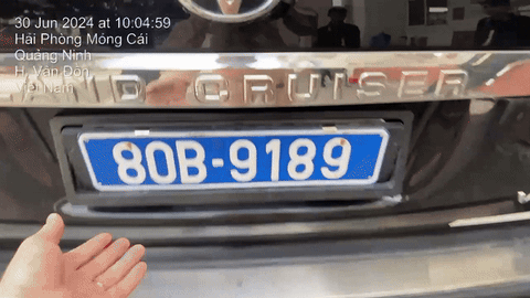 Cán bộ của cơ quan trung ương dùng biển xanh giả cho ô tô Land Cruiser- Ảnh 1. Chiếc xe trên lắp 2 biển số trong đó có một biển xanh, kèm theo là thiết bị lật thay đổi - Ảnh: H.D.