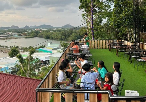 Đất rừng đặc dụng bị Quán cà phê được cơ quan chức năng xác định lấn rừng đặc dụng núi Hòn Chông - Ảnh: H.M.