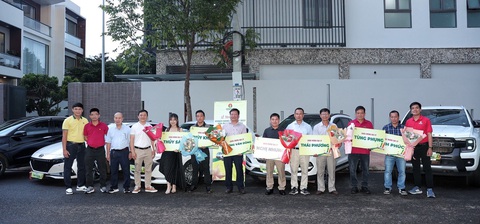 Khách hàng tại Đắk Lắk bên dàn xe ô tô Khách hàng tại Đắk Lắk bên dàn xe ô tô