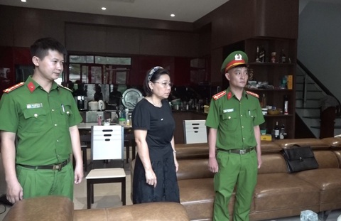 Bắt nguyên giám đốc Trung tâm điều dưỡng người có công Nghệ An- Ảnh 1. Công an đọc lệnh bắt bà Nguyễn Thị Lam - Ảnh: MINH QUÂN