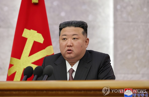 Các quan chức Triều Tiên đeo ghim có hình ông Kim Jong Un- Ảnh 1. Lãnh đạo Triều Tiên Kim Jong Un trong cuộc họp của Ủy ban Trung ương khóa 8 của Đảng Lao động Triều Tiên ngày 29-6 - Ảnh: KCNA