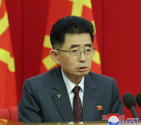 Các quan chức Triều Tiên đeo ghim có hình ông Kim Jong Un- Ảnh 2. Một quan chức Triều Tiên đeo ghim áo có chân dung ông Kim Jong Un bên ngực trái - Ảnh: KCNA