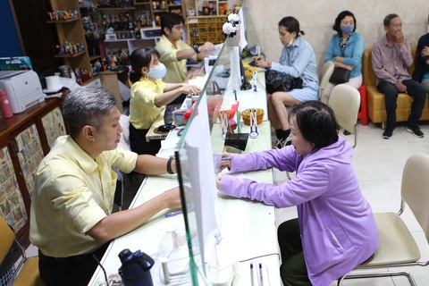 Giao dịch vàng miếng ở SJC (quận 3, TP.HCM) - Ảnh: PHƯƠNG QUYÊN Giao dịch vàng miếng ở SJC (quận 3, TP.HCM). Chi tiết diễn biến giá vàng mới nhất, mời bạn đọc theo dõi TẠI ĐÂY - Ảnh: PHƯƠNG QUYÊN