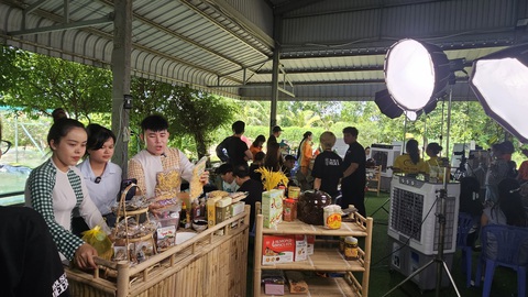 Khách xem livestream đua nhau 'chốt đơn' đường thốt nốt, mắm cá linh…- Ảnh 2. Nhiều sản phẩm đặc sản như đường thốt nốt, gạo ST25, nem chua... được khách xem livestream