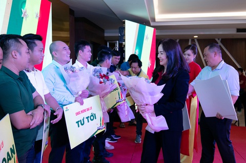 Phó Tổng Giám đốc Phân Bón Cà Mau đại diện trao tặng bảng tượng trưng cho khách hàng tại Cần Thơ Phó Tổng Giám đốc Phân Bón Cà Mau đại diện trao tặng bảng tượng trưng cho khách hàng tại Cần Thơ