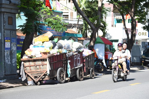 Chuyên nghiệp thu gom rác để nâng hiệu quả, không có thất thoát hay mập mờ- Ảnh 8. Hiện nay nhiều xe gom rác dân lập vẫn không đạt chuẩn gây ô nhiễm - Ảnh: TỰ TRUNG