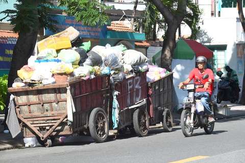 Chuyên nghiệp thu gom rác để nâng hiệu quả, không có thất thoát hay mập mờ- Ảnh 1. Xe rác dân lập tập kết trên đường Lê Văn Sỹ, quận 3, TP.HCM, chiều 29-6 - Ảnh: TỰ TRUNG