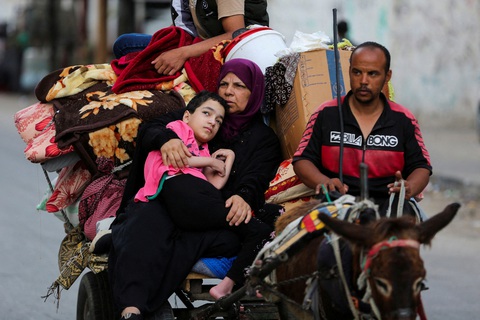 Gia đình người Palestine chở đổ đạc đi khỏi thành phố Rafah ở phía Nam Dải Gaza - Ảnh: REUTERS Gia đình người Palestine chở đồ đạc đi khỏi thành phố Rafah ở phía Nam Dải Gaza - Ảnh: REUTERS