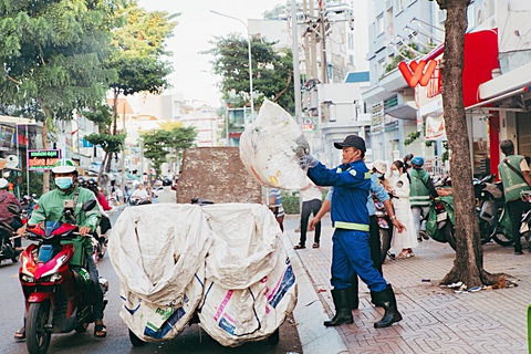 Chuyên nghiệp thu gom rác để nâng hiệu quả, không có thất thoát hay mập mờ- Ảnh 7. Nhân viên công ích thu dọn rác định kỳ trên đường Nguyễn Phúc Nguyên, quận 3 - Ảnh: THANH HIỆP