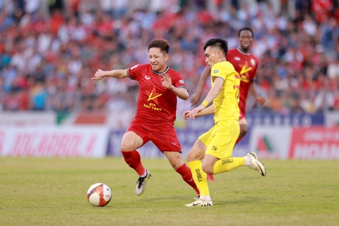 CLB Hồng Lĩnh Hà Tĩnh (áo đỏ) hòa 0-0 trên sân Thanh Hóa và rơi xuống vị trí 13/14 phải đá trận play off tranh suất dự V-League 2024 - 2025 - Ảnh: XUÂN THỦY CLB Hồng Lĩnh Hà Tĩnh (áo đỏ) hòa 0-0 trên sân Thanh Hóa và rơi xuống vị trí 13/14, phải đá trận play off tranh suất dự V-League 2024 - 2025 - Ảnh: XUÂN THỦY