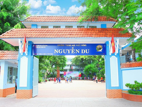 Sở Giáo dục TP.HCM lên tiếng vụ giám thị sai sót khi coi thi tốt nghiệp THPT 2024- Ảnh 1. Điểm thi tốt nghiệp THPT tại Trường THPT Nguyễn Du - nơi xảy ra sự việc giám thị sai sót trong kỳ thi tốt nghiệp THPT 2024 vừa qua - Ảnh: Website nhà trường