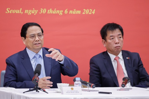 Ngày đầu tiên đầy cảm xúc của Thủ tướng Phạm Minh Chính tại Hàn Quốc- Ảnh 6. Thủ tướng Phạm Minh Chính phát biểu tại cuộc gặp kiều bào - Ảnh: NHẬT BẮC