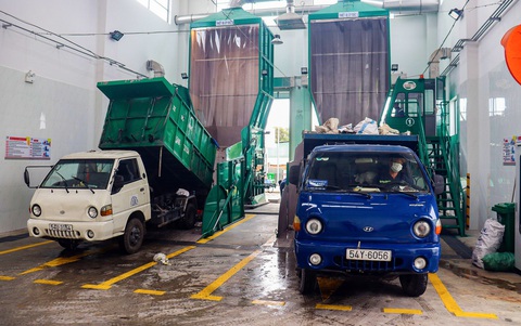 Chuyên nghiệp thu gom rác để nâng hiệu quả, không có thất thoát hay mập mờ- Ảnh 4. Trạm trung chuyển rác ở phường Thạnh Xuân (quận 12, TP.HCM) hoạt động theo kiểu ép rác khép kín, giảm mùi hôi và chuyên nghiệp hóa - Ảnh: GIAI THỤY