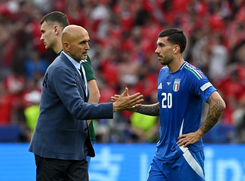 Tuyển Ý không còn vị gì ở Euro 2024- Ảnh 1. HLV Luciano Spalletti chịu trách nhiệm về thất bại của Ý - Ảnh: REUTERS