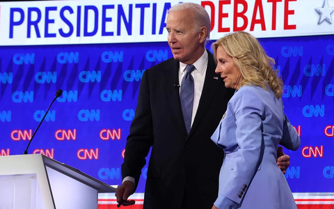 Đệ nhất phu nhân Jill Biden cùng Tổng thống Joe Biden lên sân khấu khi kết thúc cuộc tranh luận tổng thống đầu tiên của cuộc bầu cử năm 2024 - Ảnh: Andrew Caballero-Reynolds/AFP/Getty Images Đệ nhất phu nhân Jill Biden cùng Tổng thống Joe Biden lên sân khấu khi kết thúc cuộc tranh luận tổng thống đầu tiên của cuộc bầu cử năm 2024 - Ảnh: AFP/Getty Images