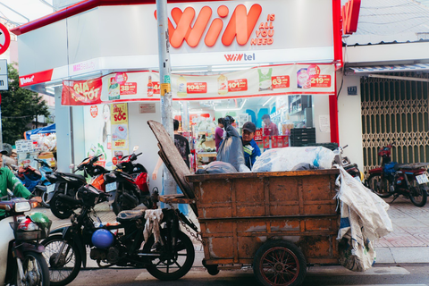 Công nhân thu dọn rác trên đường Nguyễn Phúc Nguyên, quận 3 - Ảnh: THANH HIỆP Công nhân thu dọn rác trên đường Nguyễn Phúc Nguyên, quận 3 - Ảnh: THANH HIỆP