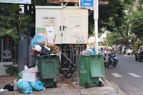 Đà Nẵng vẫn còn nhiều tuyến phố nhếch nhác vì rác thải- Ảnh 2. Mới đầu giờ chiều, thùng rác của một cơ sở kinh doanh ở đường 3-2 (quận Hải Châu) đã đầy ắp - Ảnh: THANH NGUYÊN