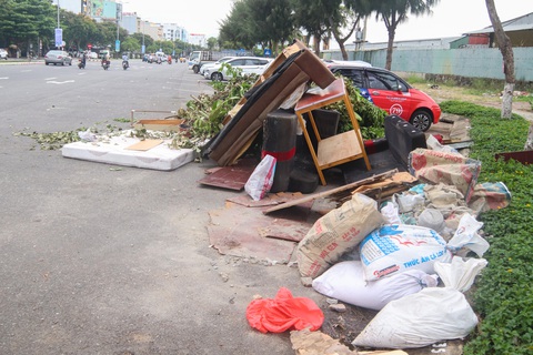 Đà Nẵng vẫn còn nhiều tuyến phố nhếch nhác vì rác thải- Ảnh 3. Đủ loại rác được người dân đem đến chất đống tại đường Nguyễn Tất Thành - Ảnh: THANH NGUYÊN