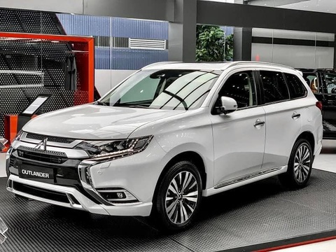 Tin tức giá xe: Mitsubishi Outlander giảm tới 140 triệu tại đại lý, số lượng rất hạn chế- Ảnh 1. Đại lý đang xả những chiếc Mitsubishi Outlander sản xuất năm 2023 cuối cùng - Ảnh: Đại lý Mitsubishi