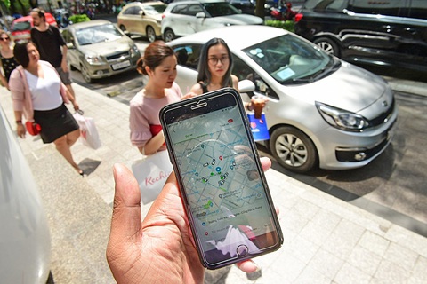Trong túi có mã QR- Ảnh 1. Nhiều khách hàng đặt xe công nghệ đã thuận tiện hơn khi chọn thanh toán không tiền mặt qua ví điện tử, thẻ ngân hàng... - Ảnh: QUANG ĐỊNH