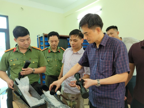 Bắt nghi phạm tàng trữ, vận chuyển trái phép hơn 1 tấn đạn chì, nhiều vũ khí, vật liệu nổ- Ảnh 1. Công an kiểm tra, thu giữ số lượng lớn đnaj chì, linh kiện súng - Ảnh: Công an cung cấp