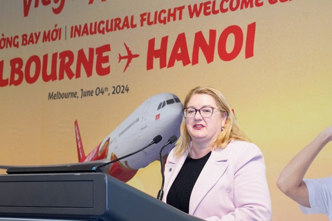 Khai trương đường bay kết nối Melbourne với Hà Nội- Ảnh 2. Bà Natalie Hutchins - Nghị sỹ Bang Victoria, Bộ trưởng Bộ Việc làm và Công Nghiệp, Bộ trưởng Bộ Phụ nữ, Bộ trưởng Bộ Hiệp ước và Các Dân tộc Đầu tiên của Bang Victoria tham dự sự kiện và chúc mừng đường bay mới - Ảnh: TÀI NGUYỄN