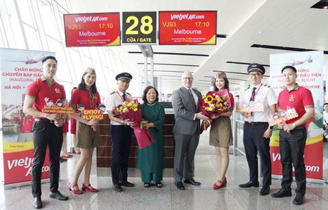 Khai trương đường bay kết nối Melbourne với Hà Nội- Ảnh 3. Phó Chủ tịch HĐQT Vietjet Nguyễn Thanh Hà và phi hành đoàn gửi lời cảm ơn của Vietjet tới Quyền Phó Đại sứ Australia tại Việt Nam - Ông Daniel Ross - Ảnh: Đăng Nguyễn