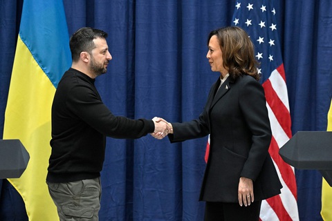 Tổng thống Joe Biden không tham dự hội nghị hòa bình Ukraine- Ảnh 1. Tổng thống Ukraine Volodymyr Zelensky bắt tay Phó tổng thống Mỹ Kamala Harris tại Hội nghị An ninh Munich (MSC) 2024 ở Munich, miền nam nước Đức, hôm 17-2 - Ảnh: AFP
