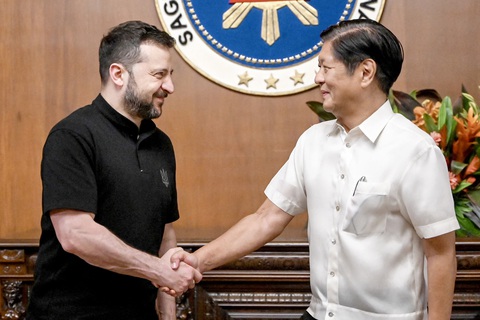 Ukraine đặt cược vào hội nghị hòa bình- Ảnh 1. Tổng thống Philippines Ferdinand Marcos Jr. (phải) và Tổng thống Zelensky trong cuộc gặp ở cung điện Malacanang (Manila) vào ngày 3-6 - Ảnh: AFP
