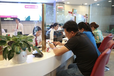 SJC giới hạn mỗi khách được mua 1 lượng, mua vàng ở nhiều ngân hàng phải đăng ký trước- Ảnh 7. Khách hàng đến giap dịch chiều ngày 4-6 tại Agribank Chi nhánh Trung tâm Sài Gòn - Ảnh: PHƯƠNG QUYÊN