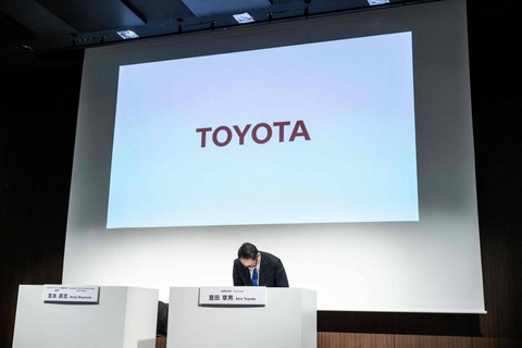 Toyota, Mazda, Honda, Suzuki và Yamaha thừa nhận gian lận- Ảnh 1. Chủ tịch HĐQT Toyota - Akio Toyoda cúi đầu xin lỗi trong cuộc họp báo ngày 3-6-2024 - Ảnh: AFP
