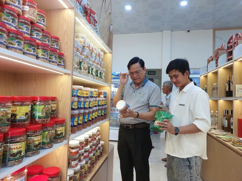 Chà bông cá biển thiên nhiên Lê Nga đến từ đất biển Kiên Giang- Ảnh 3. Khách hàng mua chà bông cá biển tại Cửa hàng OCOP Kiên Giang - Số 956/14 đường Nguyễn Trung Trực, phường An Hòa, TP Rạch Giá, tỉnh Kiên Giang - Ảnh: Công ty cung cấp