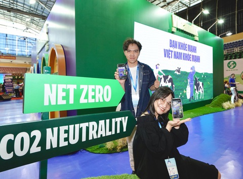 Vinamilk thu hút khách tham quan tại triển lãm quốc tế ngành sữa 2024- Ảnh 2. Khách tham quan triển lãm check-in có thể góp 1 cây xanh cho Việt Nam qua dự án Cánh rừng Net Zero - Ảnh: V.N.