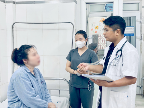 Cứu bệnh nhân mang thai ngoài tử cung nguy kịch, phải truyền 3 lít máu- Ảnh 1. Bác sĩ Bệnh viện Đa khoa Đống Đa (Hà Nội) thăm khám cho bệnh nhân - Ảnh: BVCC