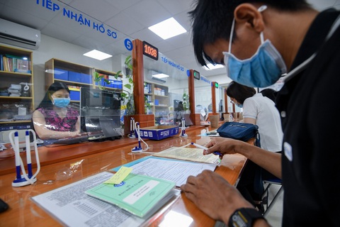Người lao động làm thủ tục về bảo hiểm xã hội tại Hà Nội - Ảnh: NAM TRẦN Người lao động làm thủ tục về bảo hiểm xã hội tại Hà Nội - Ảnh: NAM TRẦN