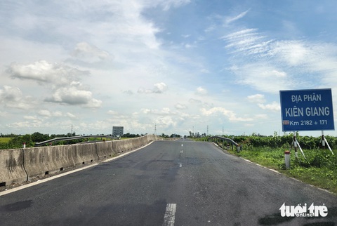 Vì sao tuyến Lộ Tẻ - Rạch Sỏi chậm khởi công, dù đã có vốn?- Ảnh 1. Tuyến Lộ Tẻ - Rạch Sỏi dài hơn 50km, kéo dài từ Cần Thơ đến Kiên Giang nhưng đã xuống cấp và các mố cầu cao hơn mặt đường gây bức xúc - Ảnh: BỬU ĐẤU