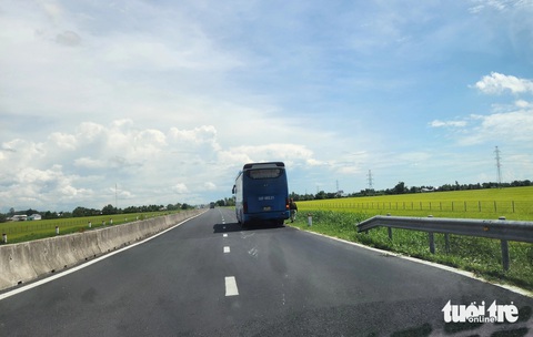 Vì sao tuyến Lộ Tẻ - Rạch Sỏi chậm khởi công, dù đã có vốn?- Ảnh 2. Doanh nghiệp, người dân bức xúc tuyến Lộ Tẻ - Rạch Sỏi chưa được nâng cấp, gây khó khăn cho việc lưu thông của bà con - Ảnh: BỬU ĐẤU