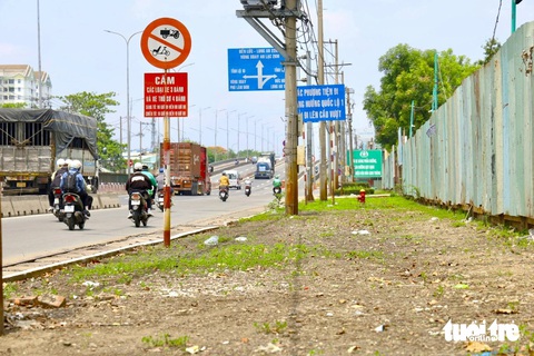 'Xắn tay' dọn bãi rác nằm giữa 2 phường, thuộc 2 địa phương Bình Dương và TP.HCM- Ảnh 4. Dọc tuyến quốc lộ 1 thuộc địa phận phường Tân Tạo, quận Bình Tân (TP.HCM) đã được dọn dẹp rác thải - Ảnh: NGỌC QUÝ