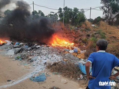 'Xắn tay' dọn bãi rác nằm giữa 2 phường, thuộc 2 địa phương Bình Dương và TP.HCM- Ảnh 3. Người dân trên đường Lương Văn Can (giáp ranh phường Linh Xuân, TP Thủ Đức và phường Đông Hòa, Dĩ An, Bình Dương) phải tự cứu mình bằng việc đốt rác - Ảnh: H.L.
